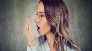 الشاي الأخضر على الريق يعزز التخلص الطبيعي من رائحة الفم الكريهة الصباحية